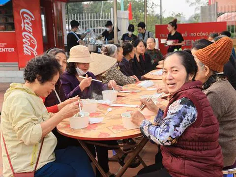 Coca-Cola tặng gần 2.500 phần quà Tết cho người dân