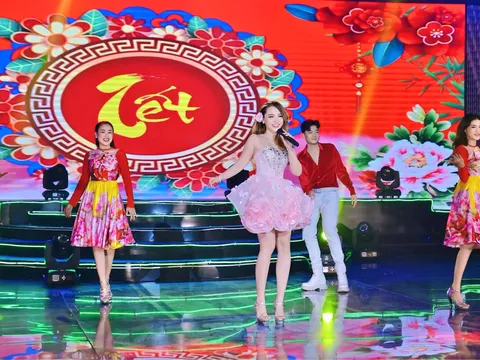 Ca sĩ Lina Nguyễn xinh tươi gửi lời chúc xuân năm Bính Ngọ